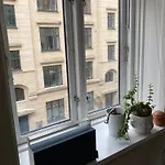 400 M From Metro Modern Cozy Apartment