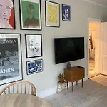 400 M From Metro Modern Cozy Apartment
